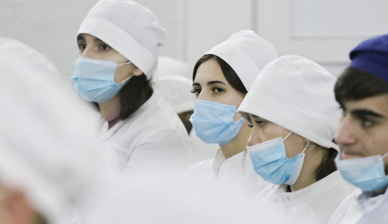 Саратовская скорая помощь предлагает врачам зарплаты от 60 тысяч рублей