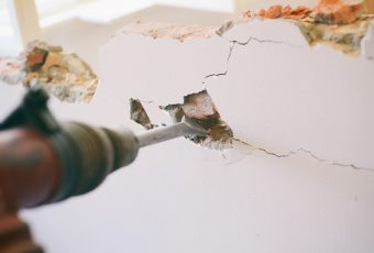 На Новой Набережной сносят незаконные постройки