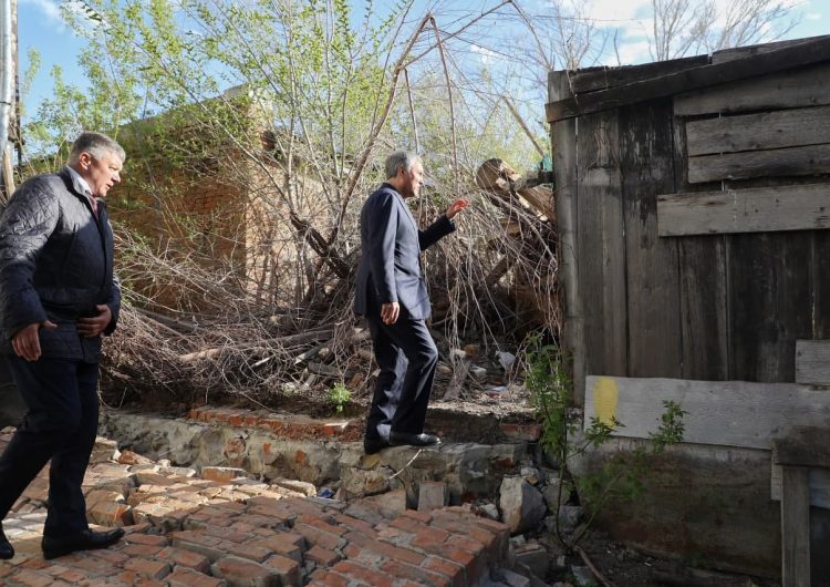 Жительница Вольска попросила Володина зайти во двор дома и помочь решить проблему с обрушившимся зданием