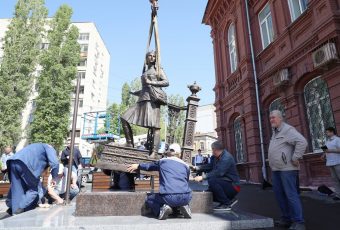 Памятник военной медсестре установили в Саратове