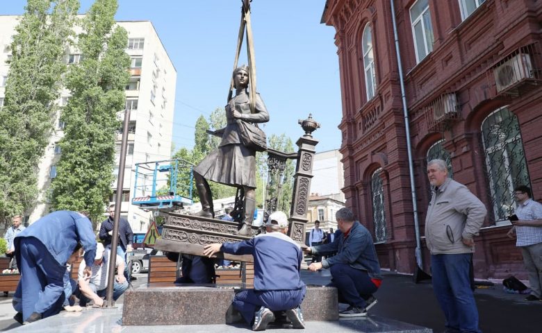 Памятник военной медсестре установили в Саратове