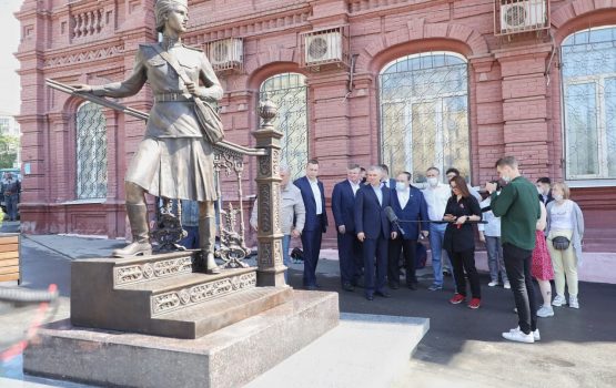 В Саратове сегодня устанавливают памятник военной медсестре