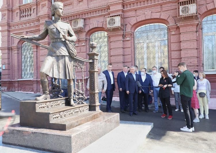В Саратове сегодня устанавливают памятник военной медсестре