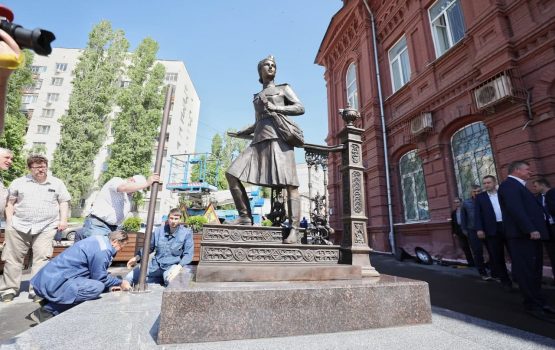 Студентка медколлежда: Памятник военной медсестре объединяет молодое поколение