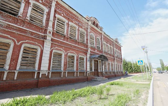 В бюджет Петровского района завели деньги на проект реставрации бывшего духовного училища