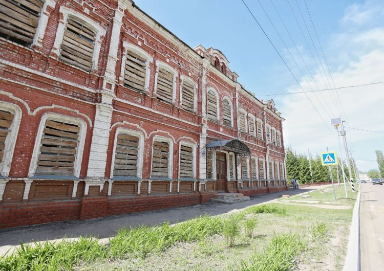 В бюджет Петровского района завели деньги на проект реставрации бывшего духовного училища