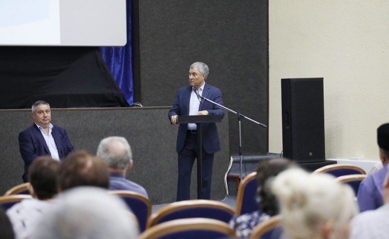 Вячеслав Володин в эти минуты проводит встречу с жителями Петровского района