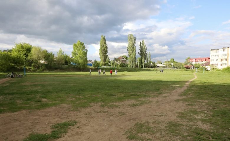 Работы по реконструкции стадионов начались в нескольких районах региона и Саратова