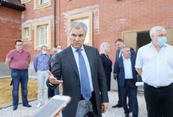 Вячеслав Володин проверил ход строительства служебного жилья в Елшанке