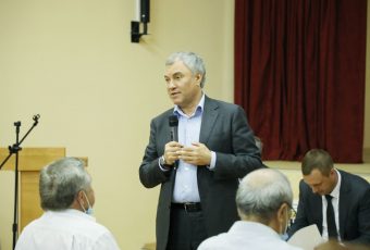 Жители поселка Дубки встретились с Вячеславом Володиным