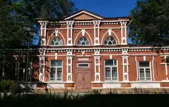 Вячеслав Володин осмотрел здание бывшей детской поликлиники на ул. Саши Евсеева в Вольске