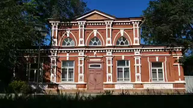 Вячеслав Володин осмотрел здание бывшей детской поликлиники на ул. Саши Евсеева в Вольске