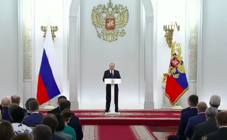 Президент Владимир Путин поблагодарил депутатов за непрерывную работу