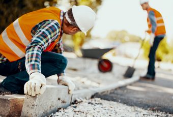 Стартовал очередной этап ремонта пешеходных дорожек