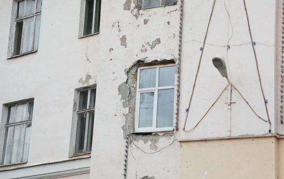 Выделены средства на переселение жителей аварийных домов Летки