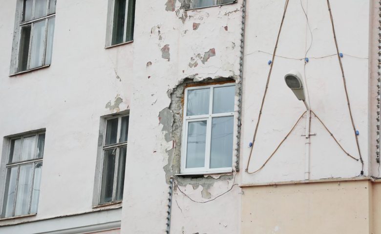 До конца лета расселят 6 аварийных домов в Летном городке