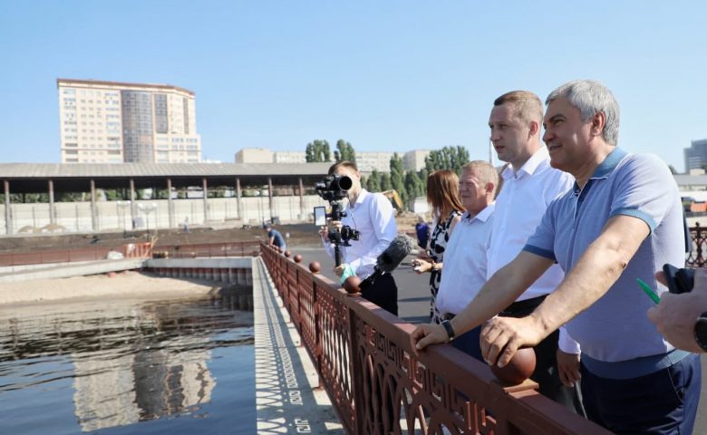 Володин посетил стройплощадку нового городского пляжа