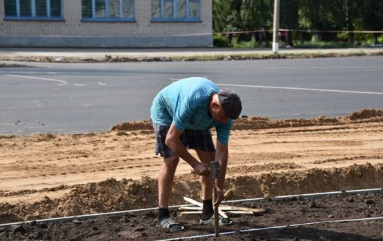 В Балакове на территории четырех школ началась работа по благоустройству спортплощадок