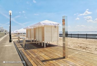 На саратовском пляже протестировали новые пляжеуборочные машины