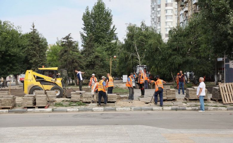 В саратовских селах продолжается ремонт дорог и тротуаров