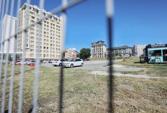 На территории будущего сквера Петра I начались строительные работы