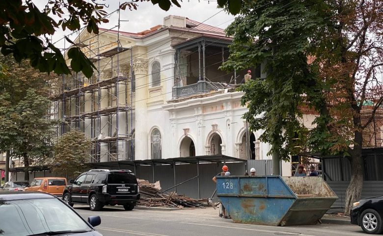 С усадьбы Александровского в Саратове сняли фальшфасад, часть здания побелили