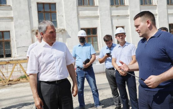 Вячеслав Володин осмотрел ход строительства пристройки с бассейном к школе №84