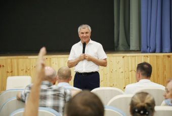 Вячеслав Володин во время рабочей поездки посетил встречу старших домов Заводского района с городской администрацией