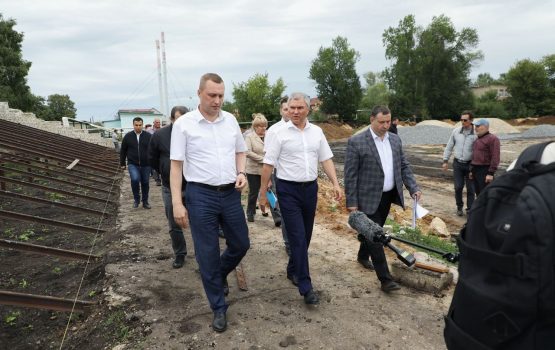 Во время рабочей поездки в регион Вячеслав Володин осмотрел ход реконструкции стадиона в Ртищеве