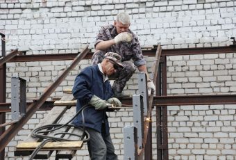 Завершаются работы по окраске фасада в Хвалынском краеведческом музее