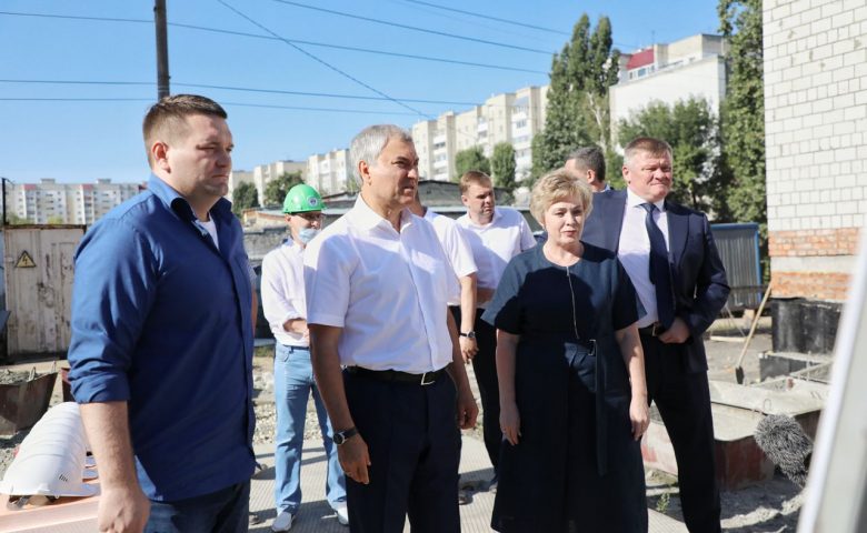 Вячеслав Володин посетил строительную площадку у школы №5 в Заводском районе