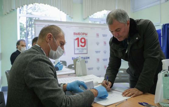 Вячеслав Володин отдал свой голос на выборах в Государственную Думу на избирательном участке №75 Пресненского района Москвы