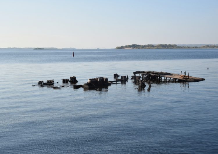 Продление набережной Саратова. Затонувшие баржи хотят поднять до конца навигации