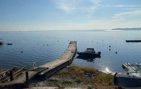 Водолазы начали пилить старую баржу на территории будущей набережной Саратова