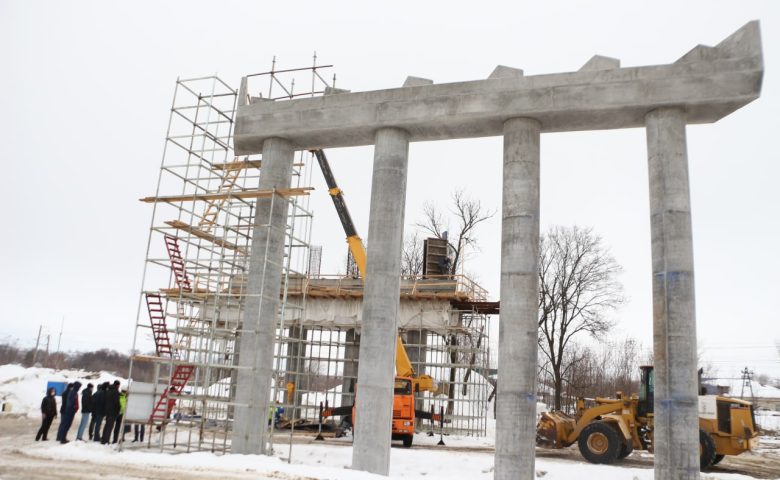 На стройплощадке путепровода в Татищевском районе готовятся к установке первых пролетов