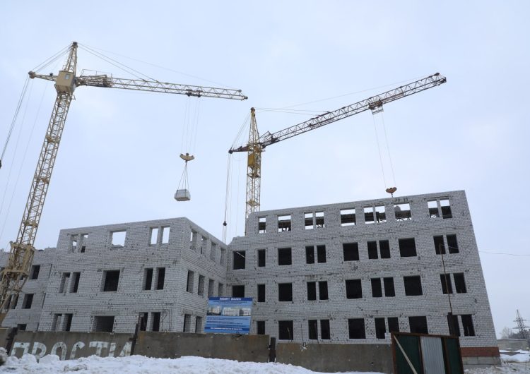 Вячеслав Володин осмотрел, как идет строительство поликлиники в мкр Звезда