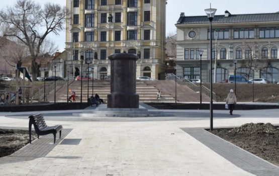 В сквере Петра I продолжаются подготовительные работы перед установкой памятника