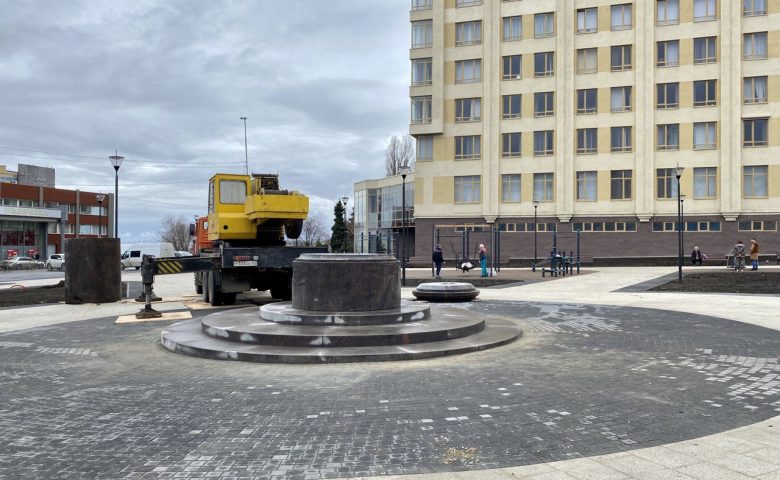 Началась установка гранитного постамента под памятник Петру 1 на Набережной Саратова