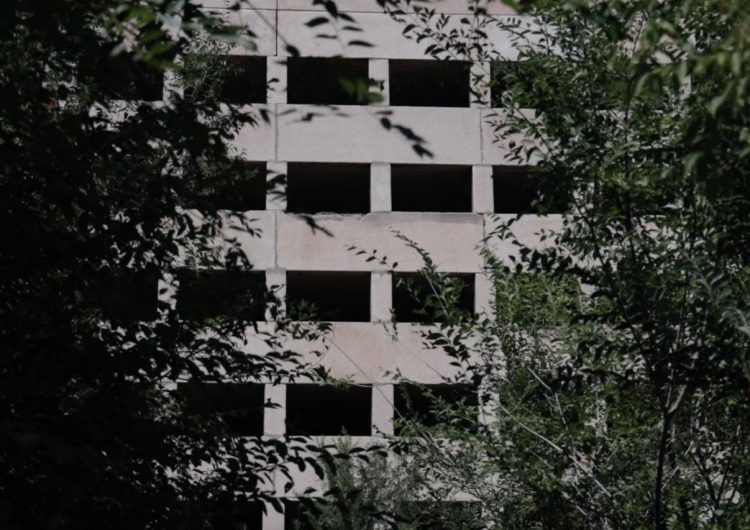 Комплекс заброшенных зданий-долгостроев на въезде в город Балаково
