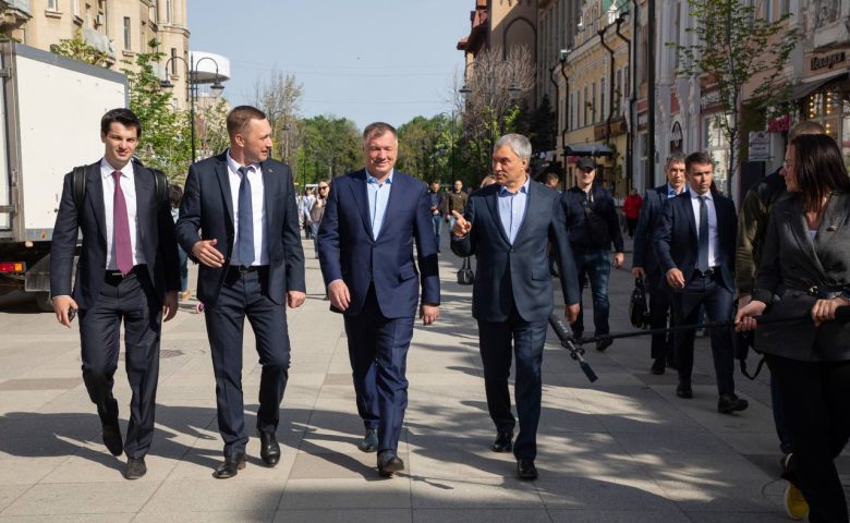 Из-за большой автомобильной нагрузки побита часть плитки на проспекте Столыпина