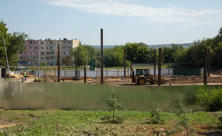 Пришкольный бассейн и ледовая арена в Соколовом