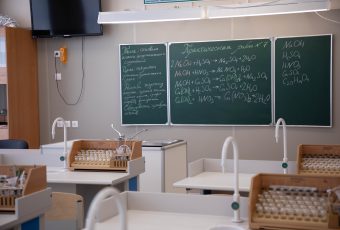 Территории каких школ и детских садов в Саратове будут отремонтированы?