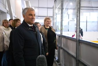 Володин осмотрел открывшуюся пришкольную ледовую арену в Базарном Карабулака