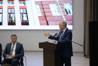 «Выставили зонтики на набережной, а их ветром унесло…»