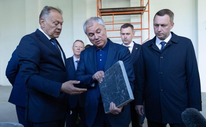 Володин осмотрел ход работ в Гарнизонном Доме Офицеров